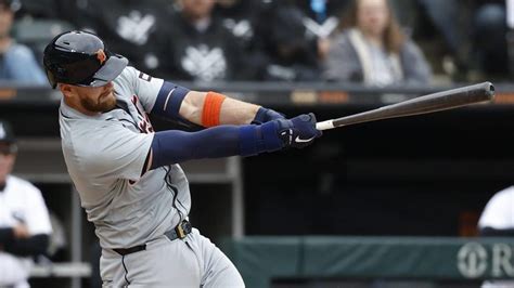 Chicago White Sox edge the Detroit Tigers 2-1 in 10 innings in a ‘weird’ game in which all runs scored on wild pitches